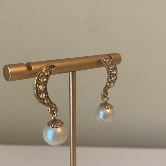 Vintage 1928 Gold Crescent Earrings with Pearls - Picture 3 of 6